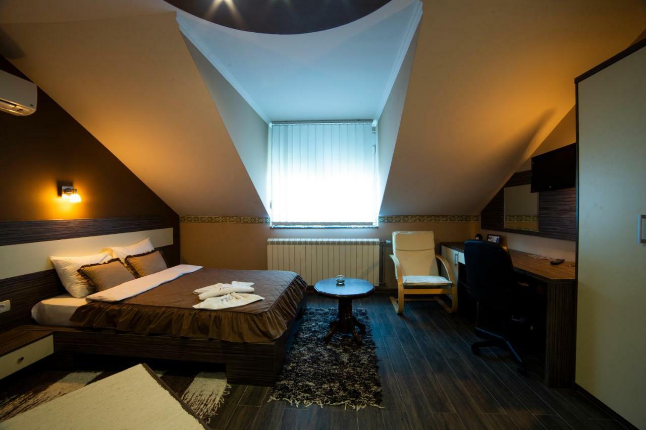 Garni Hotel Lama ครากูเยวัตส์ ภายนอก รูปภาพ