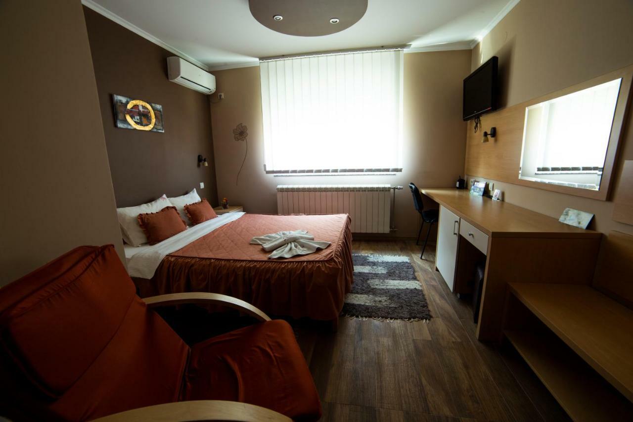Garni Hotel Lama ครากูเยวัตส์ ภายนอก รูปภาพ