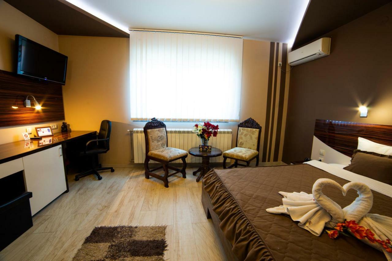 Garni Hotel Lama ครากูเยวัตส์ ภายนอก รูปภาพ