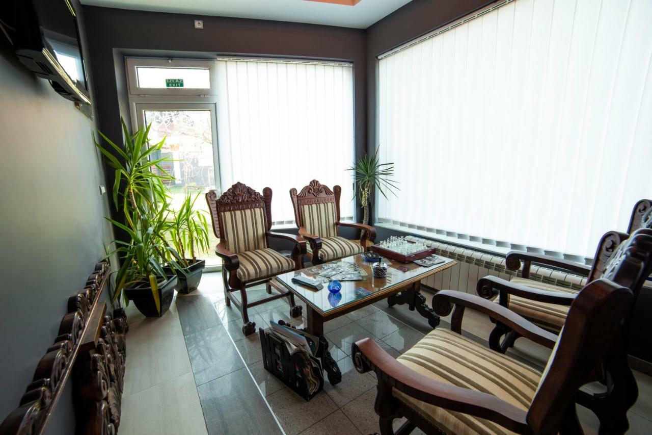 Garni Hotel Lama ครากูเยวัตส์ ภายนอก รูปภาพ